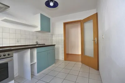 Gepflegte 2-Zi.-Wohnung in Gera, Bj. 1996 mit Einbauküche und Pkw-Stellplatz – Bild 3