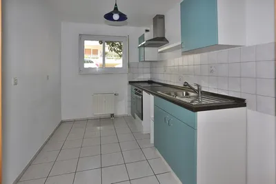 Gepflegte 2-Zi.-Wohnung in Gera, Bj. 1996 mit Einbauküche und Pkw-Stellplatz – Bild 2