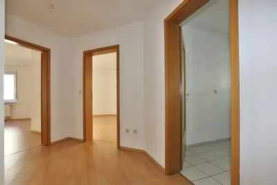 Gepflegte 2-Zi.-Wohnung in Gera, Bj. 1996 mit Einbauküche und Pkw-Stellplatz – Bild 5