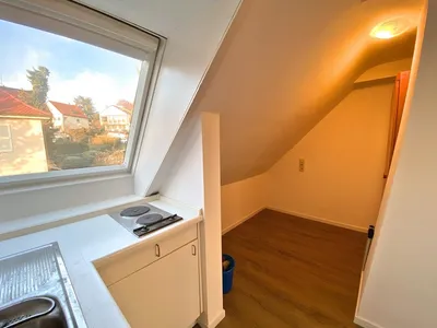 Bad Cannstatt, 1-Zi.-DG-Wohnung mit Kochnische und Bad (ohne Balkon), ideal für Pendler – Bild 4