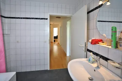 Fellbach-Schmiden - 3-Zi.-Whg,, Balkon, E-Küche, 2 Bäder, kleines Gärtchen am Haus, kurzfristig beziehbar – Bild 4