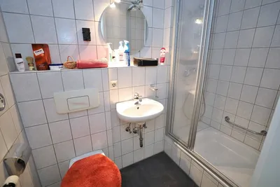 Fellbach-Schmiden - 3-Zi.-Whg,, Balkon, E-Küche, 2 Bäder, kleines Gärtchen am Haus, kurzfristig beziehbar – Bild 3