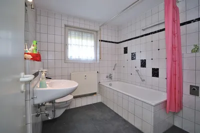 Fellbach-Schmiden - 3-Zi.-Whg,, Balkon, E-Küche, 2 Bäder, kleines Gärtchen am Haus, kurzfristig beziehbar – Bild 5