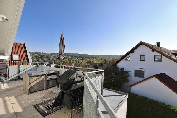 Feuerbach, in toller Lage  - traumhafte DG-Wohnung, hochwertig ausgestattet, große Dachterrasse