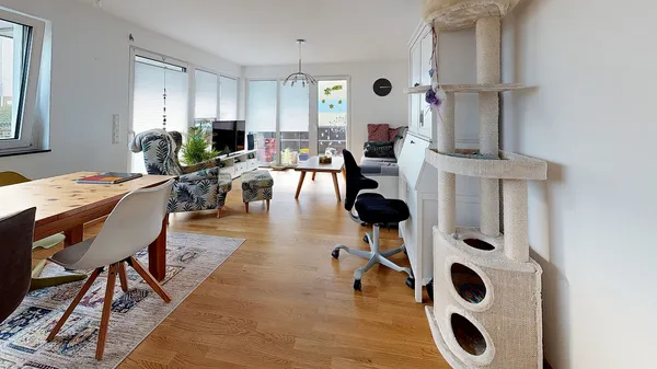 Neuwertige 4-Zi.-Wohnung, 96 m², großer Balkon, hochw. Ausstattung, Aufzug, langfristig zu vermieten